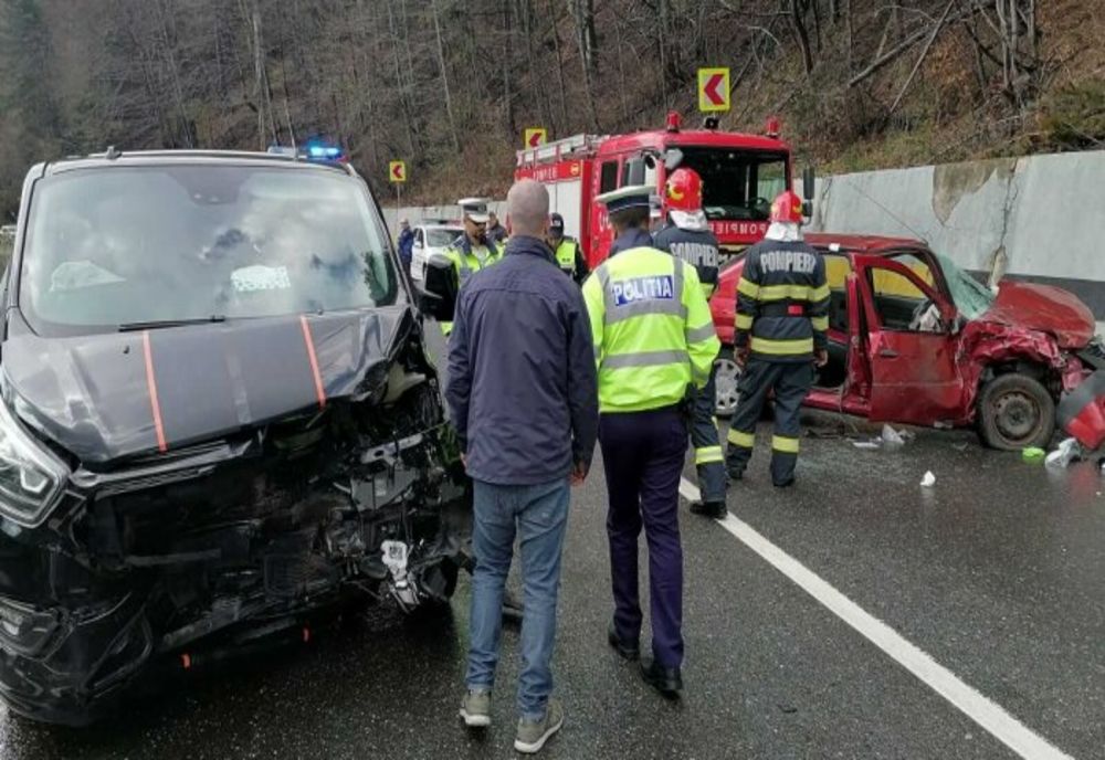 Accident rutier pe DN1, la Posada. O persoană a rămas încarcerată