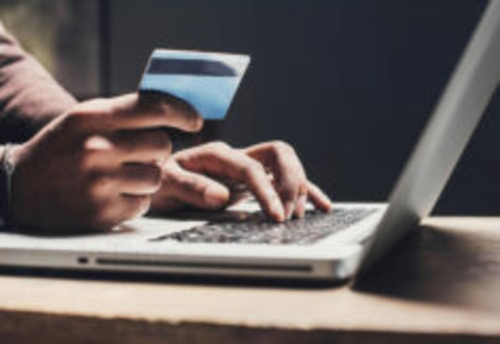 Țeapă online. A comandat bocanci de pe un site din România, iar banii au ajuns în...Tanzania!