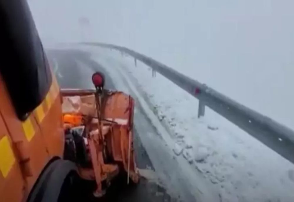 Ninsoarea și viscolul au făcut prăpăd, peste 50 de mașini avariate. Zăpadă pe șosele, drumarii au intervenit