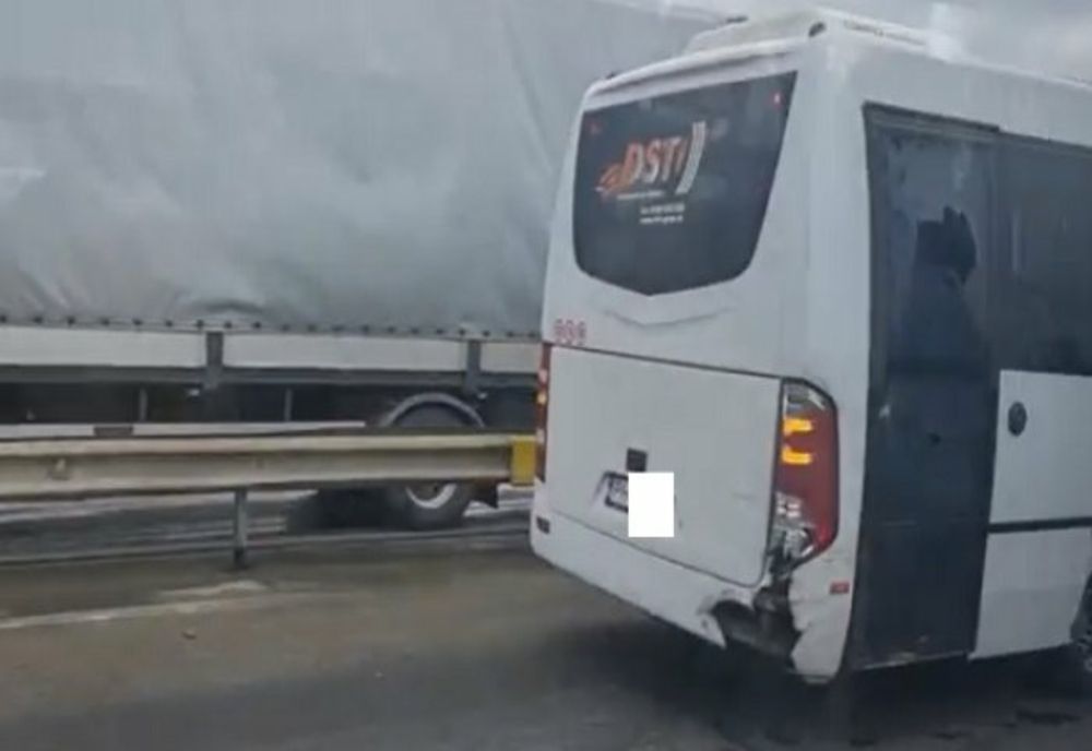 Accident între un TIR și microbuz, pe DN1A. Peste 15 persoane implicate 