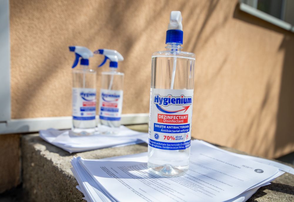 Companie din Ploiești, trimisă în judecată pentru că ar fi indus în eroare zeci de spitale cu privire la dezinfectanții vânduți