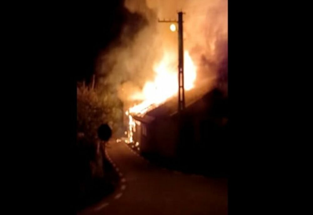Atelier de mobilă şi o locuinţă, distruse de un incendiu, în Prahova