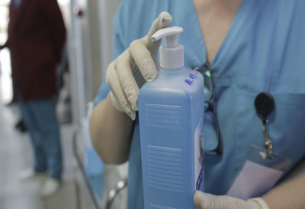Firma care ar fi înşelat 46 de spitale cu dezinfectanți diluați, trimisă în judecată