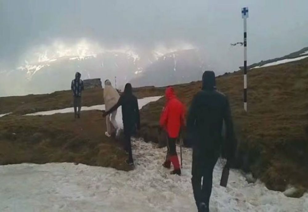 O tânără care născuse de câteva zile, găsită în Bucegi, la un pas de hipotermie