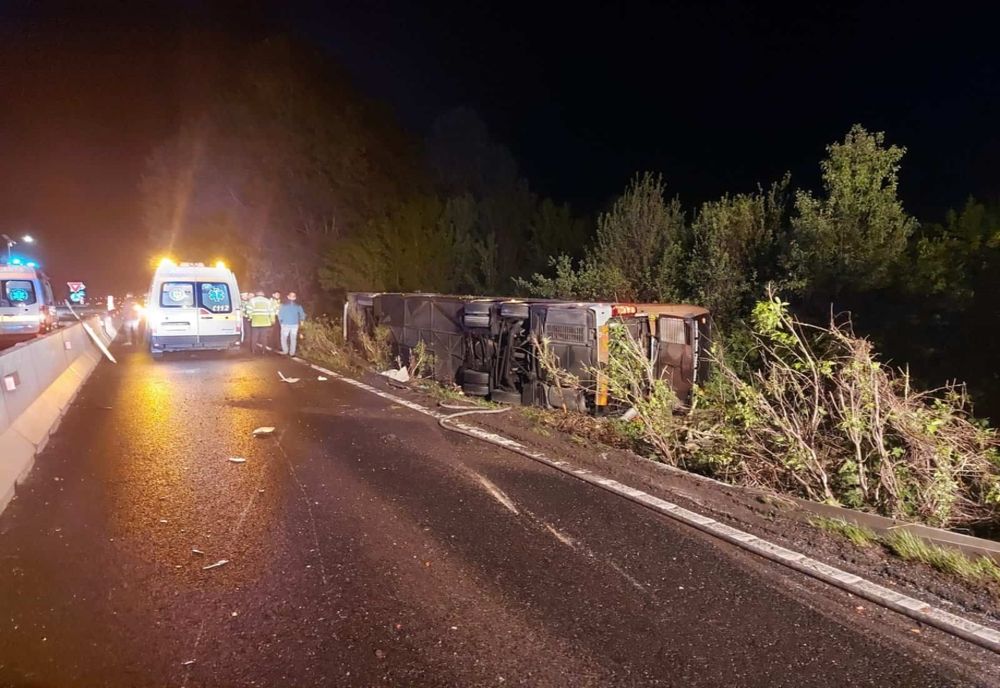 Accident pe DN1. Un autocar s-a răsturnat, şoferul este grav rănit 