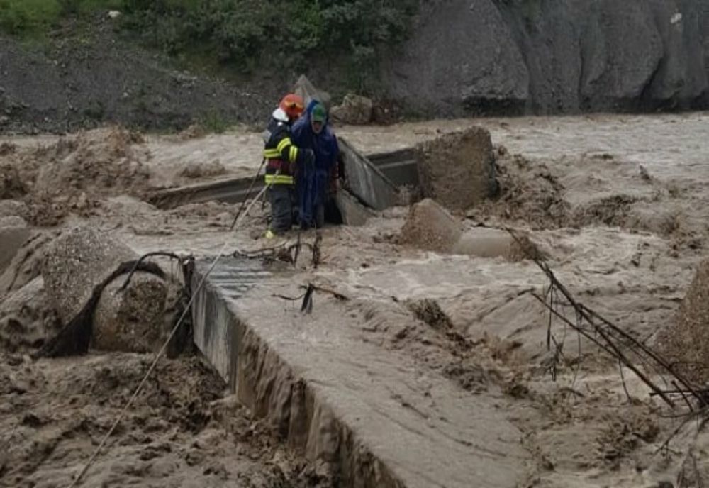 Bătrân salvat de pompieri, la Comarnic, după surparea unui podeț