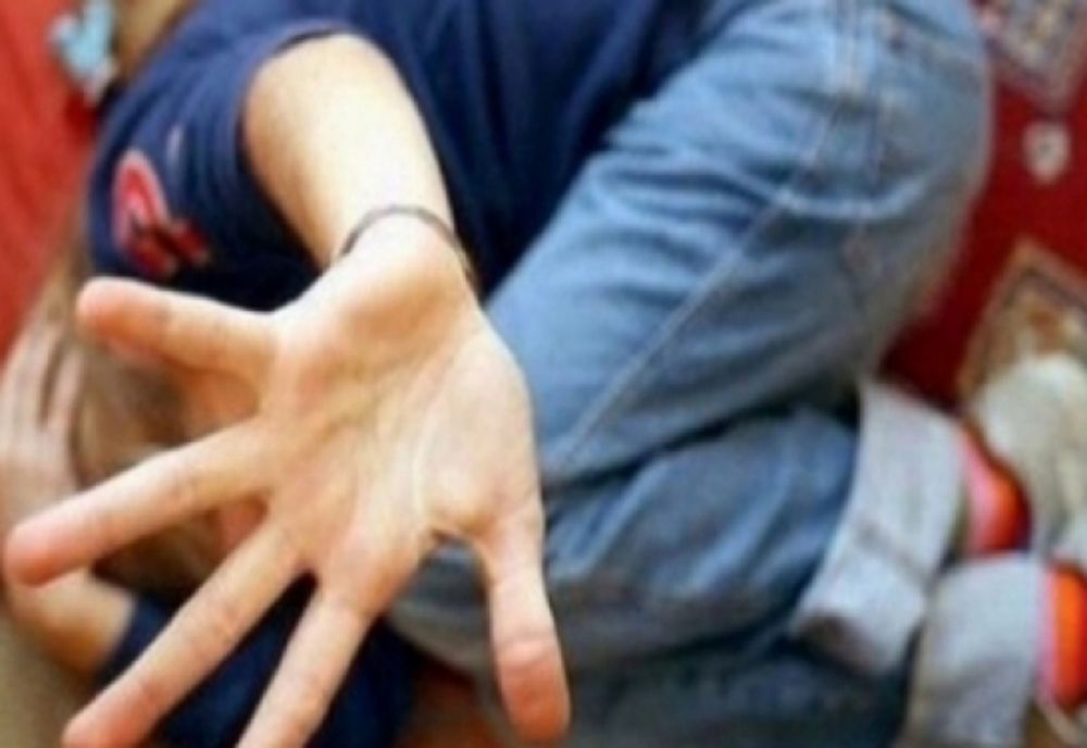 Fată de 12 ani, agresată în plină stradă. Un bărbat de 77 de ani a încercat să o sărute cu forța