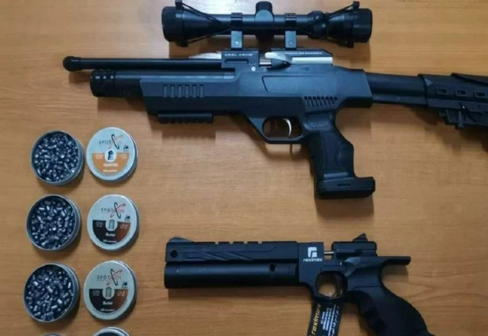 Avocată din Prahova, reținută după ce a cumpărat online arme cu aer comprimat pentru copiii ei