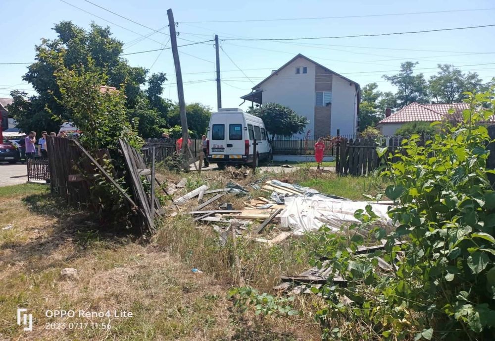 Microbuz cu pasageri ieșit în decor pe un drum din Prahova