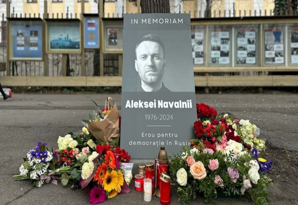 Alexei Navalnîi, onorat la București. Flori albe și lumânări în fața Ambasadei Rusiei, în memoria celui mai aprig opozant al lui Putin