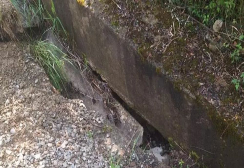 Încă o stradă din Slănic riscă să se surpe: bucăți din carosabil s-au rupt