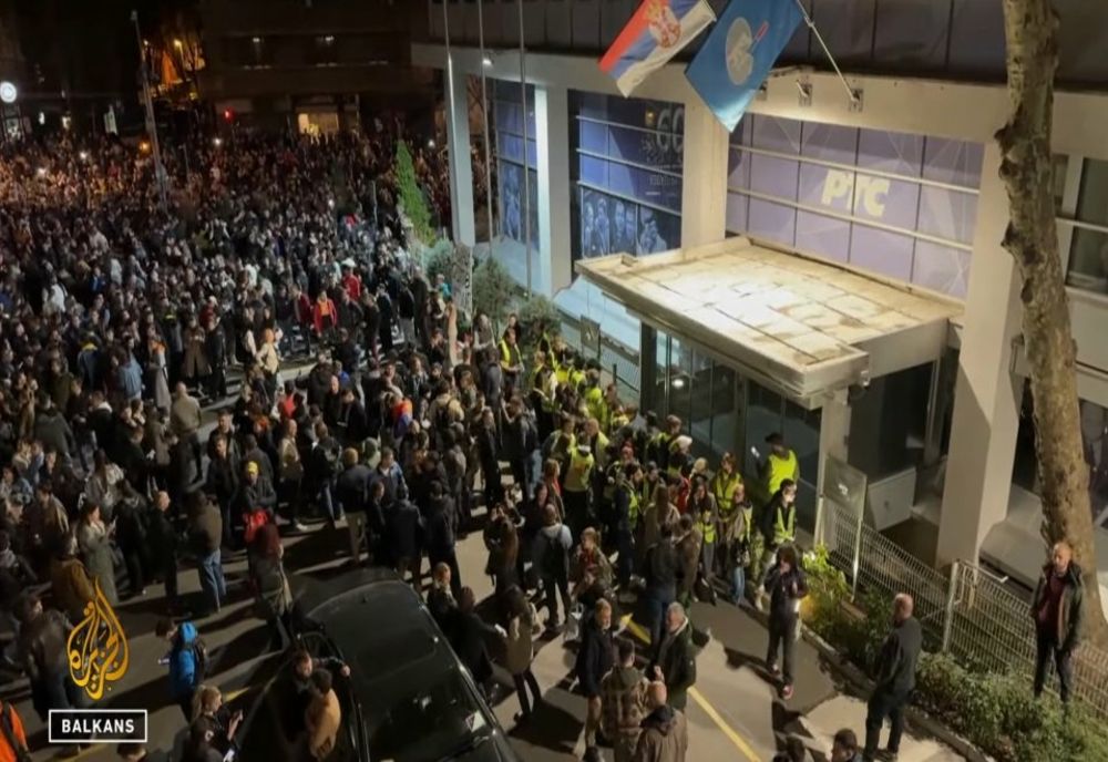 SEDIILE RADIO-TELEVIZIUNII NAȚIONALE DIN SERBIA, BLOCATE DE MANIFESTANȚI | VIDEO