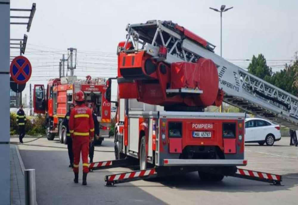 APROXIMATIV 100 DE PERSOANE EVACUATE ÎN URMA UNUI INCENDIU LA UN SUPERMARKET DIN PLOIEȘTI