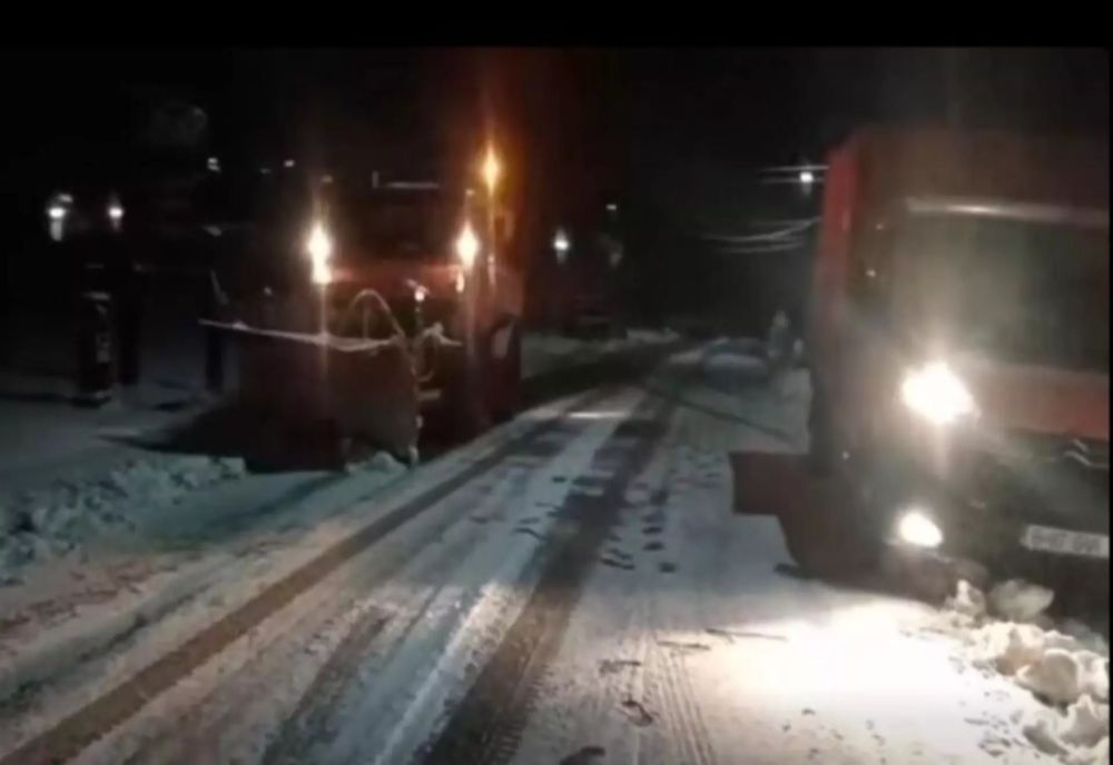 Vreme extremă, drumarii intervin pe șoselele înzăpezite din România - VIDEO