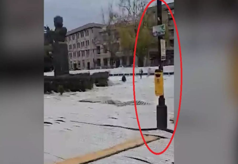 Patinoar cu obstacole, la Ploiești. Doi stâlpi au fost "uitați" pe gheață!