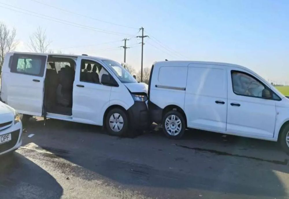 Accident rutier cu 18 persoane implicate, între care șapte minori