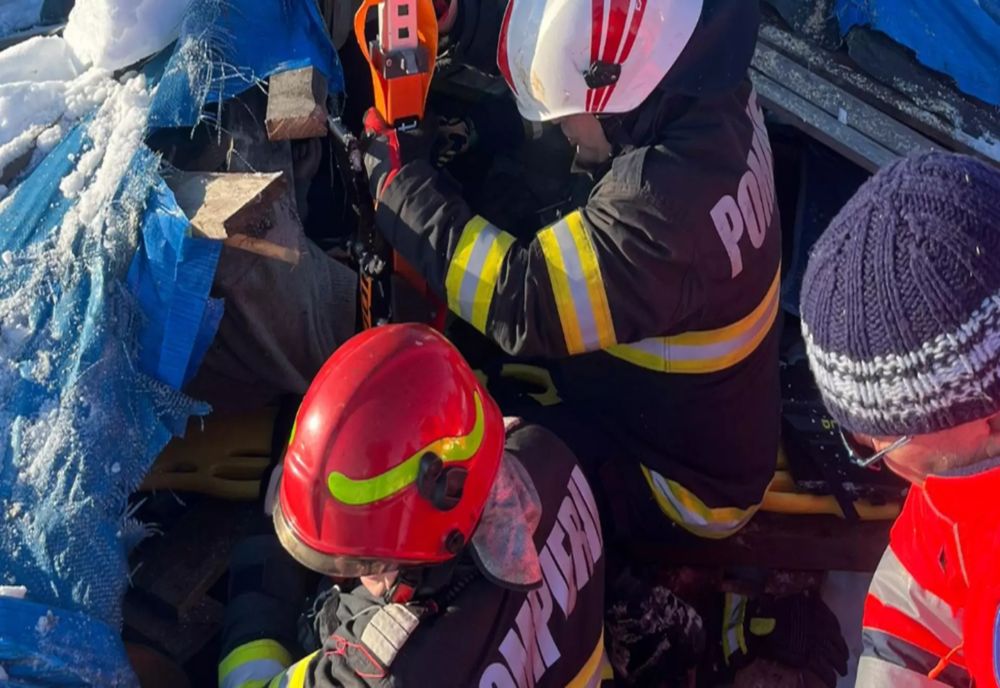 Acoperiș prăbușit sub greutatea zăpezii: o persoană, salvată de pompieri de sub dărâmături