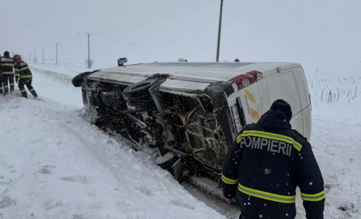 Microbuz cu 16 pasageri, răsturnat în Giurgiu, pe DN5