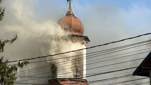 Incendiu puternic la o biserică monument istoric din Prahova: 120 de persoane s-au evacuat