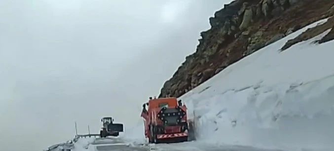 Luptă cu nămeții pe Transalpina și Transfăgărășan. Drumarii intervin în zone unde zăpada depășește cinci metri