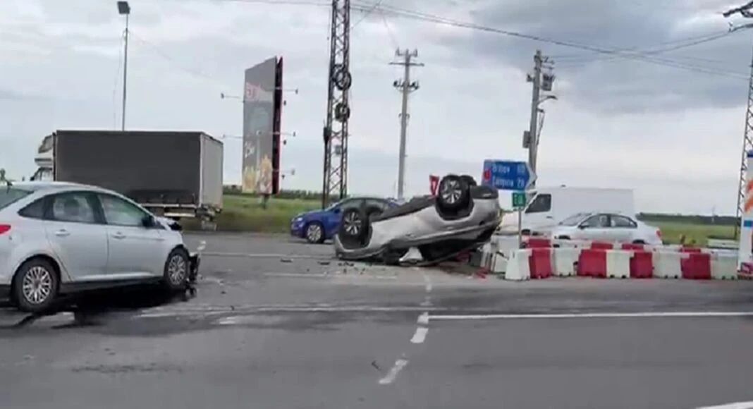 Accident spectaculos pe DN1, în Prahova: o mașină s-a răsturnat în sensul giratoriu - FOTO