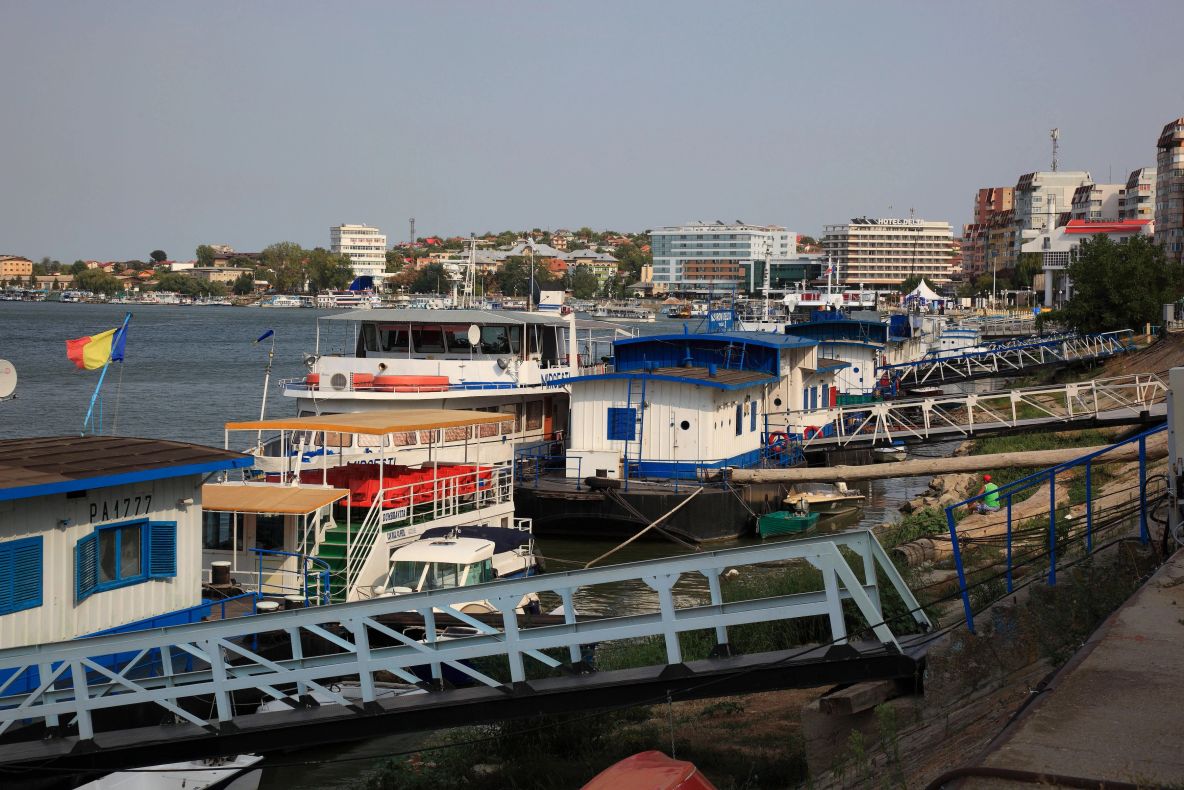 Accident naval la Tulcea: o navă a lovit pontonul de acostare. Transportul călătorilor pe ruta Tulcea–Tudor Vladimirescu, oprită