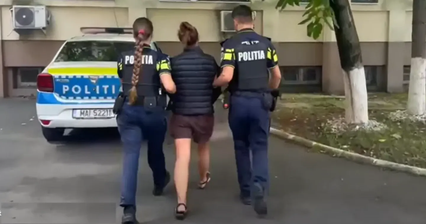 Și-a incendiat casa după o ceartă cu soțul. Patru mașini au ars - VIDEO