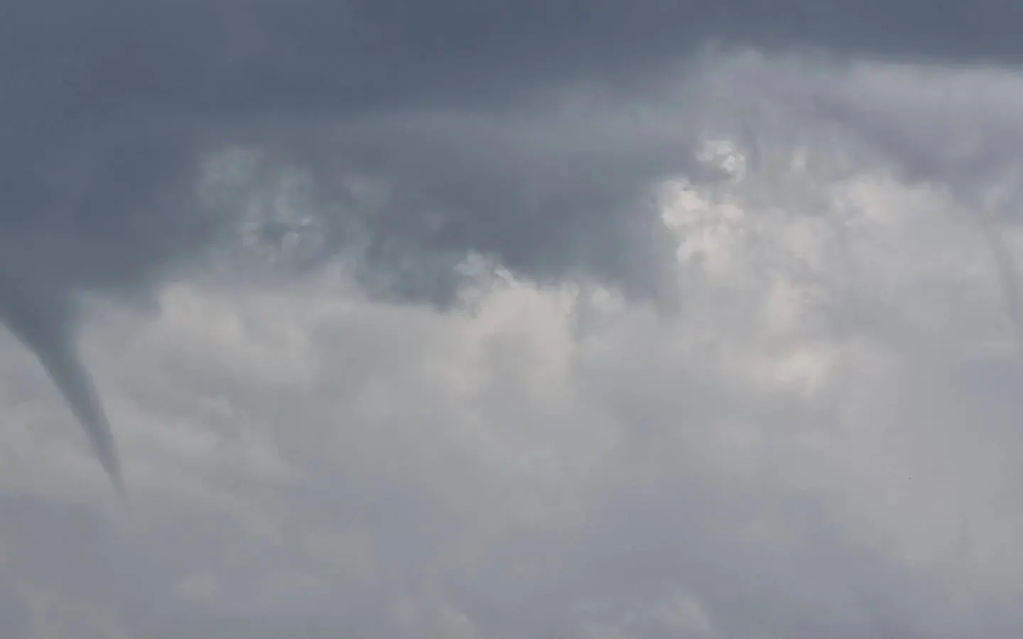 Panică în Ploiești: o tornadă s-a format deasupra orașului