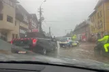 Inundaţii pe DN1, la Buşteni, după o ploaie torenţială. Circulația afectată de viitură - VIDEO