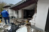 Explozie violentă în Prahova! O locuință a fost grav avariată, iar un bărbat este rănit