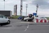 Accident spectaculos pe DN1, în Prahova: o mașină s-a răsturnat în sensul giratoriu - FOTO