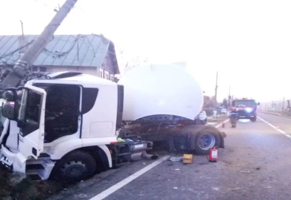 Peste 100 de gospodării din Comarnic fără curent electric în urma accidentului rutier în care a fost implicată o cisternă