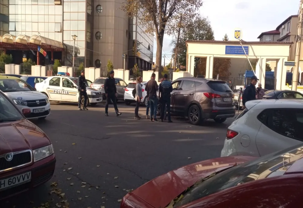 VIDEO| Interlopii au atacat un bărbat, bănuit a fi denunțător, chiar în fața sediului DIICOT Ploiești