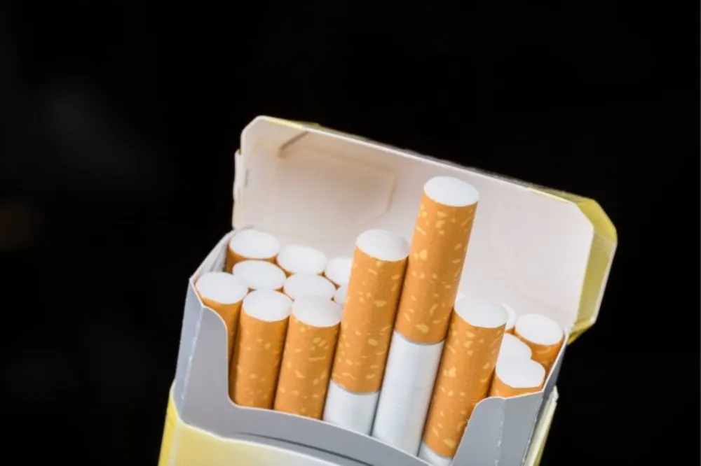 Țigări de contrabandă la vânzare într-un magazin din Ploiești