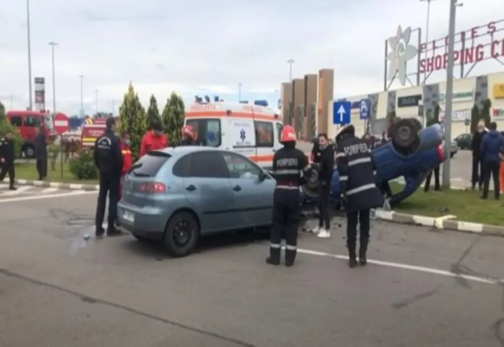 Mașină răsturnată în parcarea unui mall din Ploiești