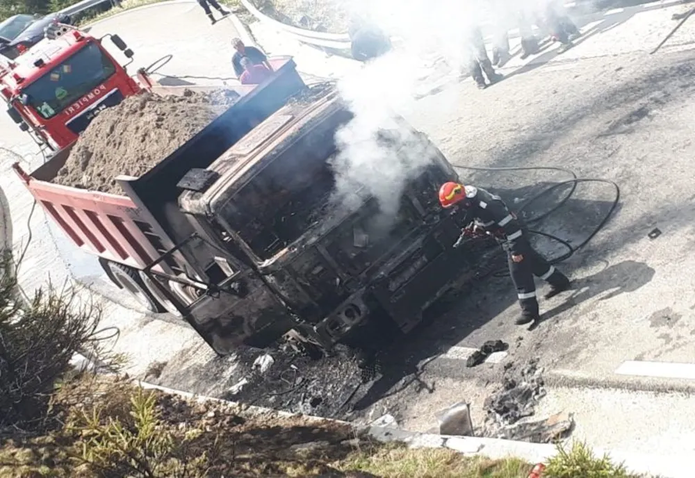 FOTO/ VIDEO Camion în flăcări la Sinaia, pe drumul spre Peştera