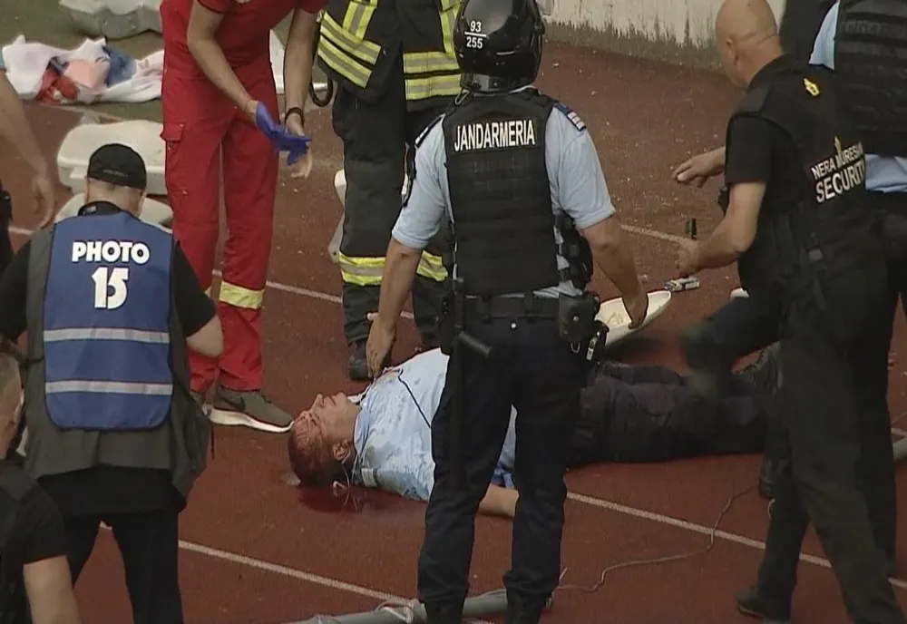 Fanul lui "U" Cluj care a lovit un jandarm în cap cu un scaun a fost condamnat la 7 ani şi jumătate de închisoare