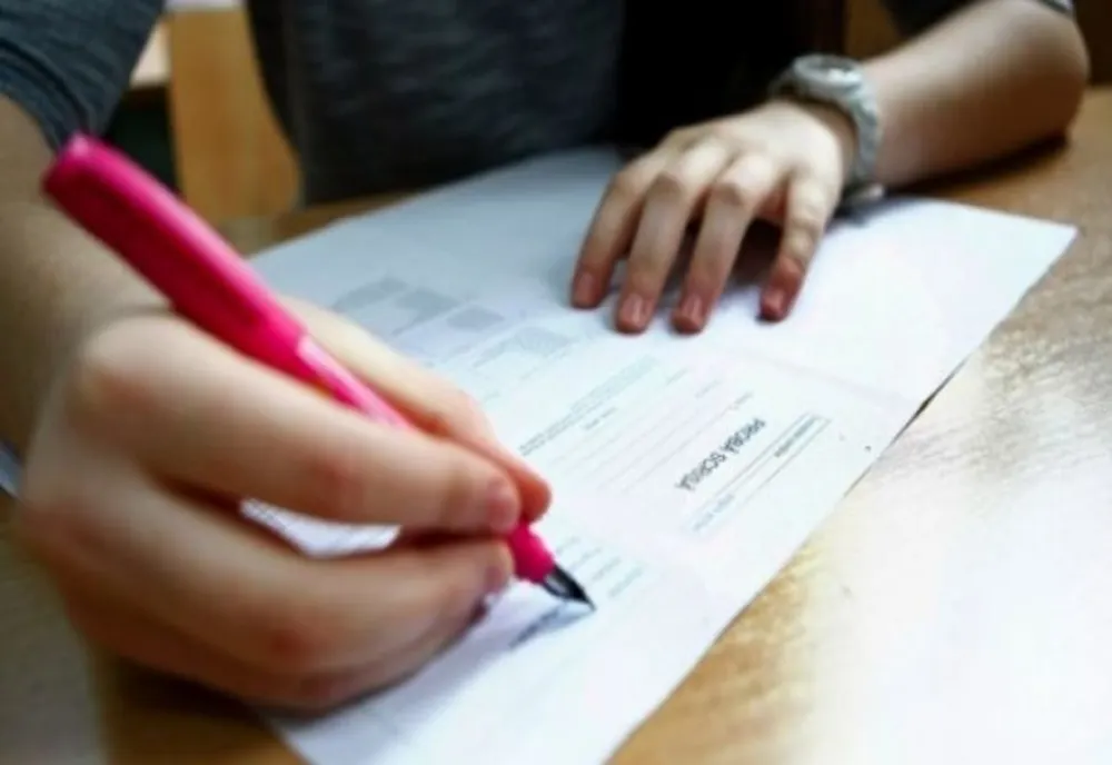 Trei prahoveni eliminați din examenul de Bacalaureat după ce au fost prinși încercând să copieze
