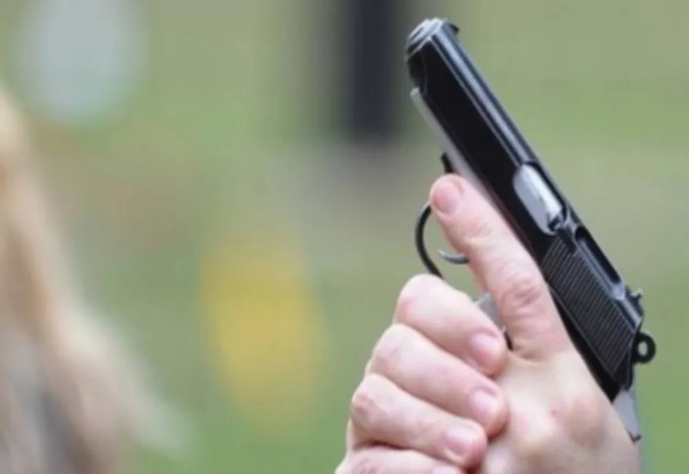Adolescentul de 15 ani care a rănit un elev cu un pistol cu bile, reținut