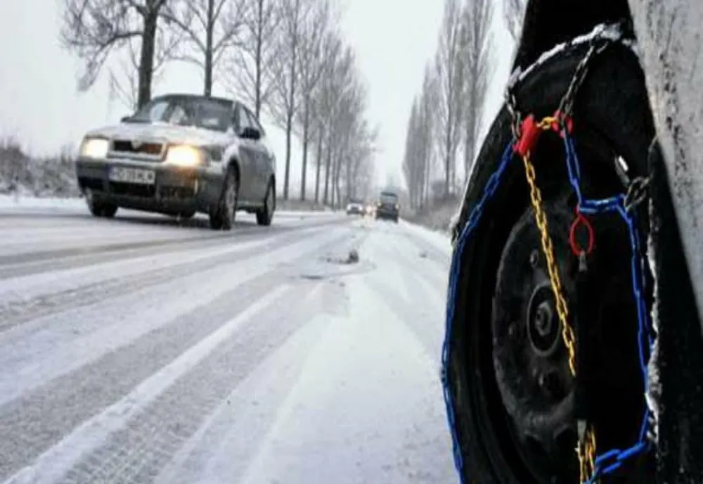 Atenție, șoferi! Conduceți prudent pe carosabilul alunecos!