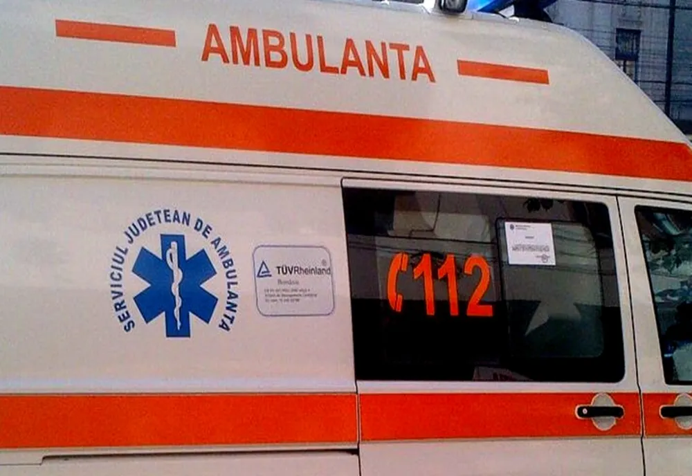 Un muncitor care amenaja o trecere de pietoni, rănit grav de un autoturism, la Blejoi