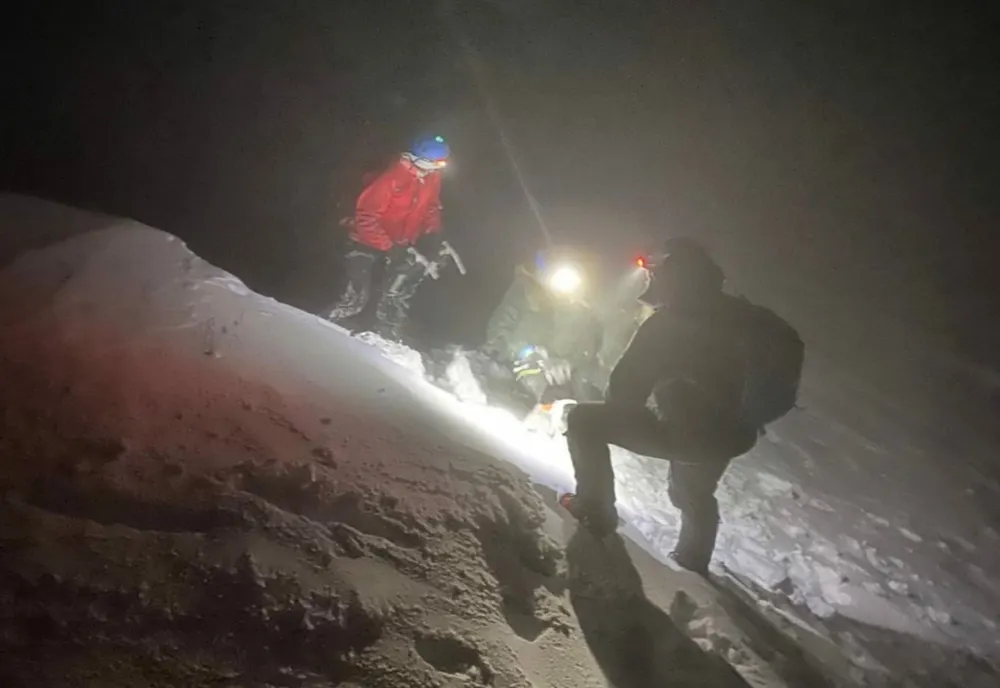 Intervenție dificilă a salvamontiștilor pentru recuperarea a doi turiști blocați în Bucegi