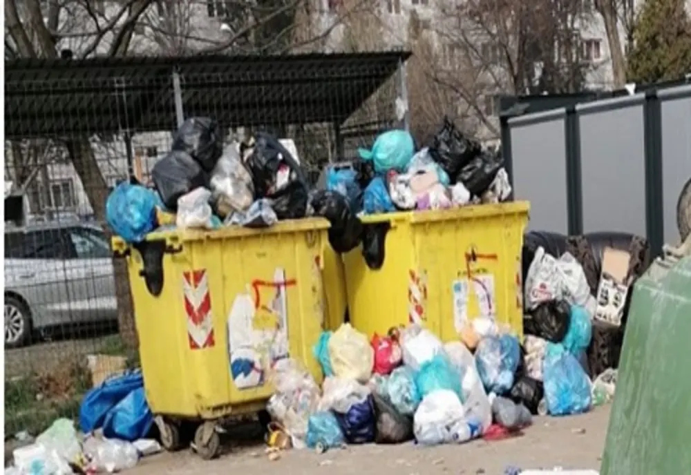 Angajații societății de salubrizare din Ploiești au intrat în grevă. Gunoiul menajer nu a fost ridicat
