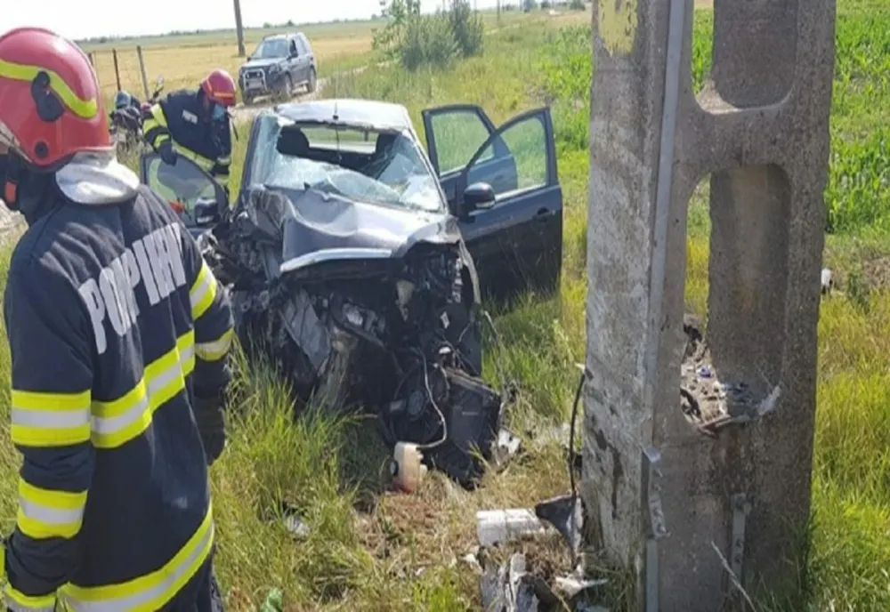 Accident pe DN 1, la Puchenii Mari. O mașină a intrat într-un stâlp, o persoană a rămas încarcerată