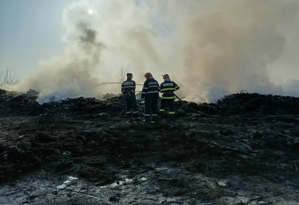 Incendiu de proporții în Bucov. Zeci de tone de deșeuri depozitate ilegal au fost incendiate 