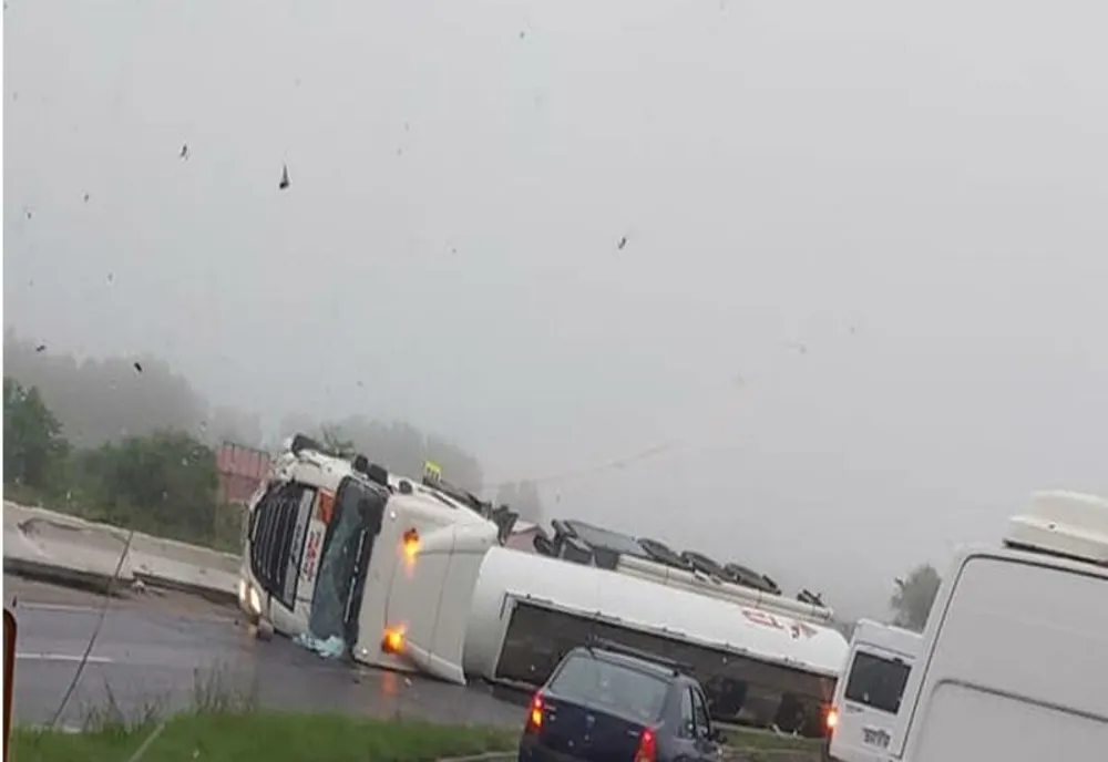 Cisternă răsturnată pe A3, în Prahova. Sunt scurgeri de combustibil