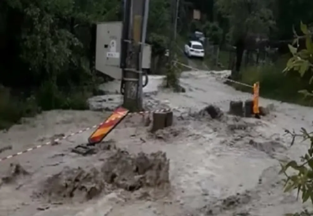 Locuințe inundate în mai multe localități din Prahova