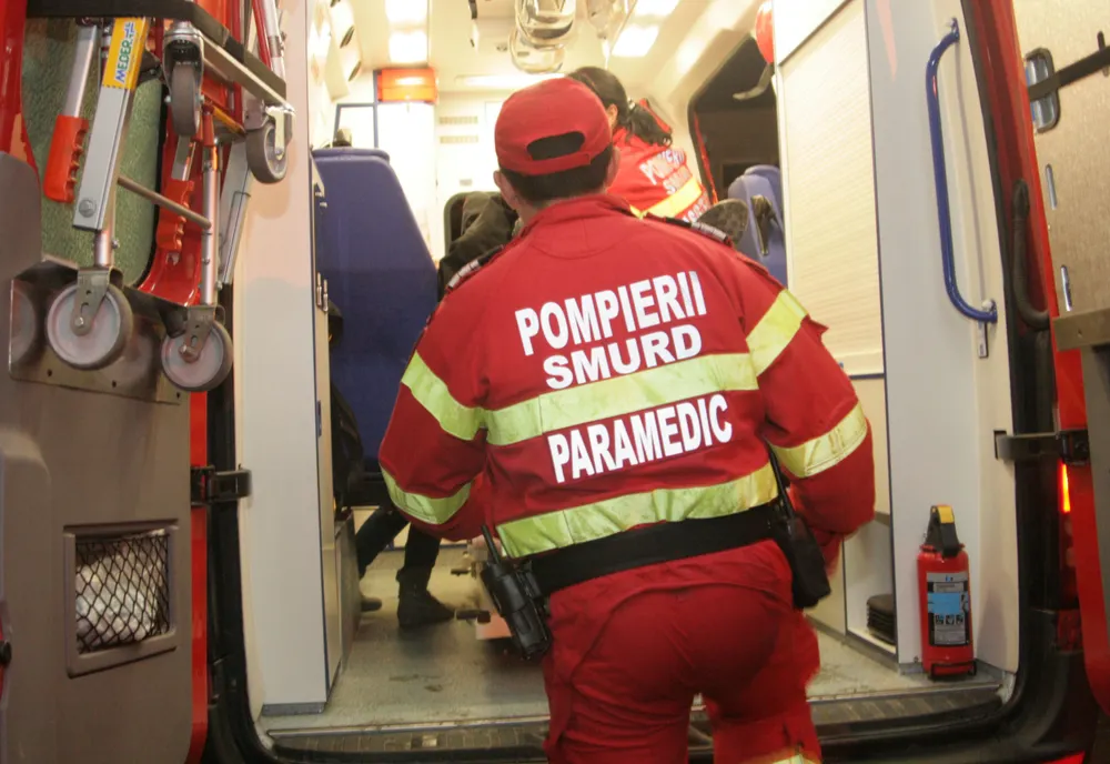 O mașină s-a răsturnat în Prahova. Echipaje SMURD și de descarcerare, la locul evenimentului
