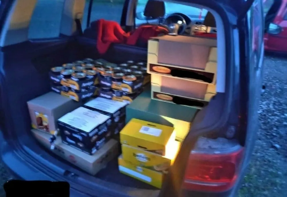Bărbați surprinși de jandarmii prahoveni în timp ce sustrăgeau produse alimentare din remorca unui autotren