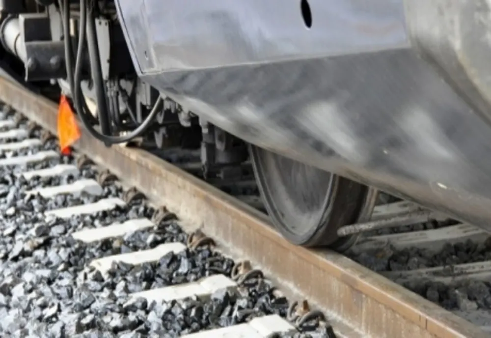 O mașină cu trei persoane a fost lovită de tren, pe ruta Ploiești – Slănic 